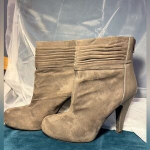 Gianni Bini Elegant Taupe Suede Ankle Boots, size 5.5